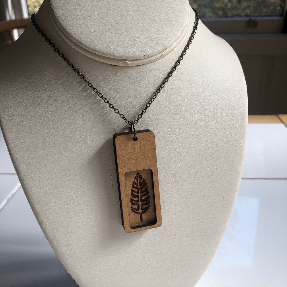 NWT Unpossible Cuts ‘Leaf’ necklace laser-cut wood pendant necklace